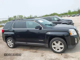 2011 GMC Terrain SLT-1 z VIN 2CTFLVE57B6419917, wystawiony jako IAAI lot #42412173 z przebiegiem 176 205 mil mil oraz . Historia ofert i sprzedaży dostępna na DreamBid. Obrazek 13.