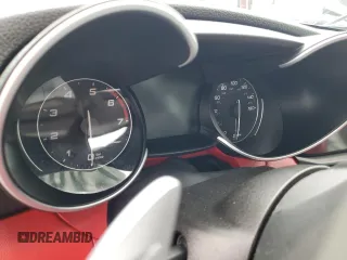 2018 Alfa Romeo Giulia Ti Sport z VIN ZARFAECN3J7576014, wystawiony jako Copart lot #52408195 z przebiegiem Nie podano mil oraz Szkody całkowita. Historia ofert i sprzedaży dostępna na DreamBid. Obrazek 9.