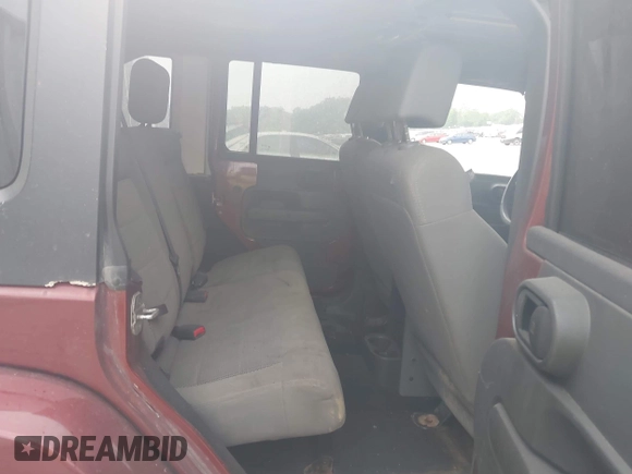 2008 Jeep Wrangler Unlimited Sahara z VIN 1J4GA59188L595981, wystawiony jako IAAI lot #42428134 z przebiegiem Nie podano mil oraz . Historia ofert i sprzedaży dostępna na DreamBid. Obrazek 8.