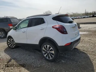 2020 Buick Encore Essence z VIN KL4CJGSBXLB061229, wystawiony jako Copart lot #50300925 z przebiegiem 71 175 mil mil oraz Szkody całkowita. Historia ofert i sprzedaży dostępna na DreamBid. Obrazek 2.