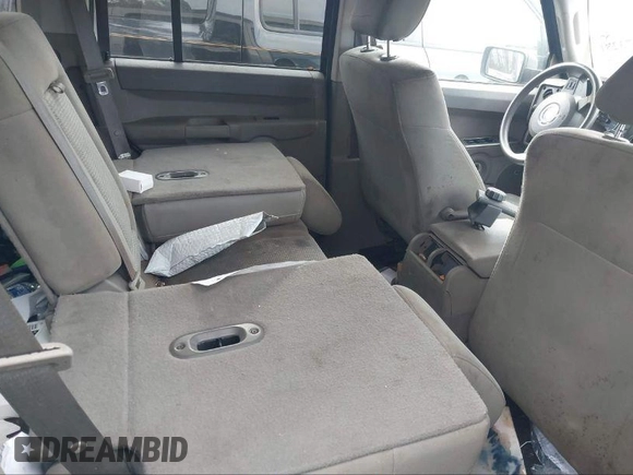 2007 Jeep Commander Sport z VIN 1J8HG48P47C672667, wystawiony jako IAAI lot #40423450 z przebiegiem 230 823 mil mil oraz . Historia ofert i sprzedaży dostępna na DreamBid. Obrazek 8.