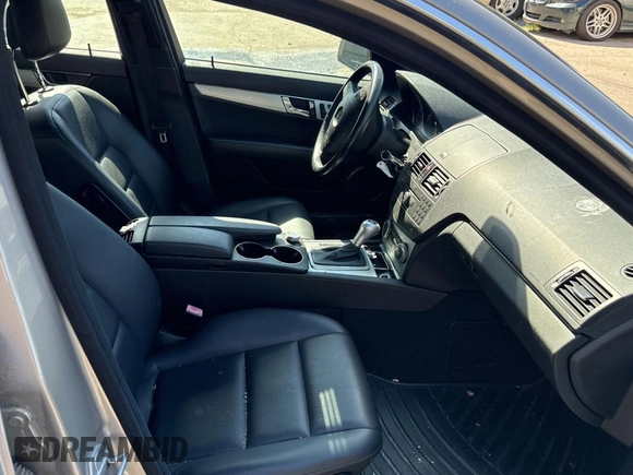 2009 Mercedes-Benz C 300 Sport z VIN WDDGF81X19R071486, wystawiony jako Copart lot #57711575 z przebiegiem 188 430 mil mil oraz Czysty tytuł • Clean title. Historia ofert i sprzedaży dostępna na DreamBid. Obrazek 5.