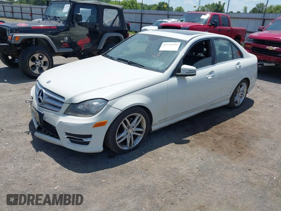 2012 Mercedes-Benz C 300 Sport z VIN WDDGF8BB9CR195595, wystawiony jako IAAI lot #42733339 z przebiegiem 221 125 mil mil oraz . Historia ofert i sprzedaży dostępna na DreamBid. Obrazek 18.