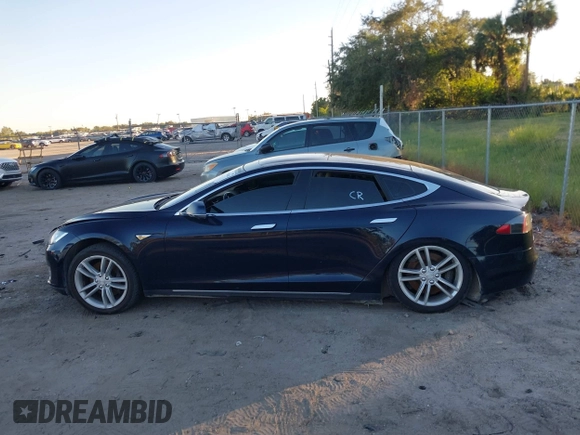 2013 Tesla Model S с VIN 5YJSA1DN9DFP06165, выставлен на аукционе IAAI как лот 40920844 с пробегом 181 342 миль миль и . История ставок и продаж доступна на DreamBid. Изображение 13.