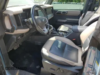 2023 Ford Bronco z VIN 1FMEE5DP0PLB83500, wystawiony jako Copart lot #54124945 z przebiegiem 42 661 mil mil oraz Szkoda całkowita • Salvage title. Historia ofert i sprzedaży dostępna na DreamBid. Obrazek 7.