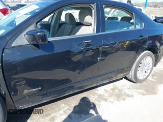 2010 Ford Fusion Hybrid z VIN 3FADP0L39AR396746, wystawiony jako IAAI lot #41764282 z przebiegiem 132 582 mil mil oraz . Historia ofert i sprzedaży dostępna na DreamBid. Obrazek 17.