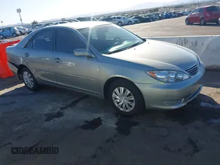 2005 Toyota Camry STD z VIN 4T1BE32KX5U613717, wystawiony jako IAAI lot #41657756 z przebiegiem 182 541 mil mil oraz . Historia ofert i sprzedaży dostępna na DreamBid. Obrazek 1.