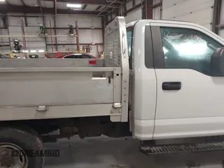 2018 Ford F-250 XL z VIN 1FDBF2A66JEC27005, wystawiony jako IAAI lot #41746952 z przebiegiem 66 769 mil mil oraz . Historia ofert i sprzedaży dostępna na DreamBid. Obrazek 13.