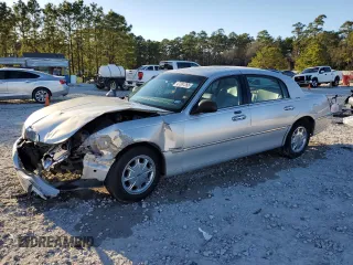 2002 Lincoln Town Car Signature z VIN 1LNHM82W92Y671562, wystawiony jako Copart lot #47391265 z przebiegiem Nie podano mil oraz Szkoda całkowita • Salvage title. Historia ofert i sprzedaży dostępna na DreamBid. Obrazek 1.