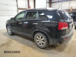 2012 Kia Sorento LX z VIN 5XYKTCA62CG209291, wystawiony jako Copart lot #57133005 z przebiegiem 423 888 mil mil oraz Czysty tytuł • Clean title. Historia ofert i sprzedaży dostępna na DreamBid. Obrazek 2.