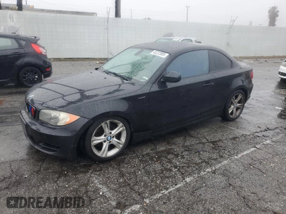 2011 BMW 1 Series 128i z VIN WBAUP9C56BVL89657, wystawiony jako Copart lot #45222005 z przebiegiem 164 686 mil mil oraz Szkody całkowita. Historia ofert i sprzedaży dostępna na DreamBid. Obrazek 1.