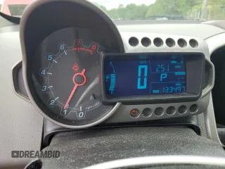 2016 Chevrolet Sonic LT z VIN 1G1JC5SG4G4175558, wystawiony jako Copart lot #57991275 z przebiegiem 133 497 mil mil oraz Szkoda całkowita • Salvage title. Historia ofert i sprzedaży dostępna na DreamBid. Obrazek 9.