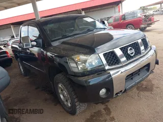 2006 Nissan Titan LE z VIN 1N6AA07B86N558017, wystawiony jako IAAI lot #42179803 z przebiegiem 185 367 mil mil oraz . Historia ofert i sprzedaży dostępna na DreamBid. Obrazek 1.