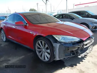 2013 Tesla Model S with VIN 5YJSA1DN8DFP25774, listed as a IAAI auction lot 41998095 with 135,671 mi miles and . Bid and sale history available at carsss.com. Image 1.