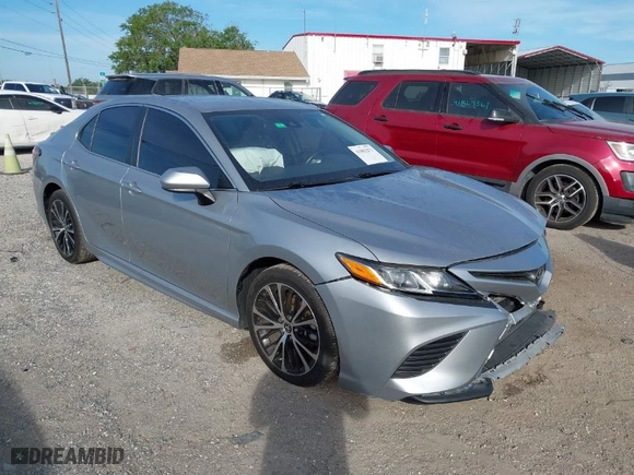 2020 Toyota Camry SE with VIN 4T1G11AK5LU357877, listed as a IAAI auction lot 41883271 with 111,246 mi miles. Bid and sale history available at carsss.com. Image 1.