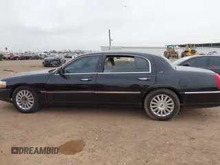 2008 Lincoln Town Car z VIN 2LNHM85WX8X636193, wystawiony jako IAAI lot #41916910 z przebiegiem Nie podano mil oraz . Historia ofert i sprzedaży dostępna na DreamBid. Obrazek 13.