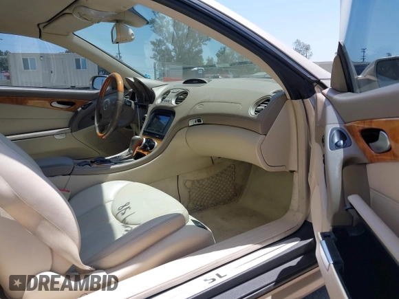2005 Mercedes-Benz SL 500 z VIN WDBSK75F75F090730, wystawiony jako IAAI lot #42278730 z przebiegiem 83 765 mil mil oraz . Historia ofert i sprzedaży dostępna na DreamBid. Obrazek 5.