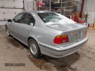 1998 BMW 5 Series 540i z VIN WBADE6320WBW62822, wystawiony jako IAAI lot #41534351 z przebiegiem 228 570 mil mil oraz . Historia ofert i sprzedaży dostępna na DreamBid. Obrazek 3.