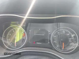 2020 Jeep Cherokee Latitude Plus z VIN 1C4PJMLBXLD568074, wystawiony jako IAAI lot #42164034 z przebiegiem 75 448 mil mil oraz . Historia ofert i sprzedaży dostępna na DreamBid. Obrazek 7.