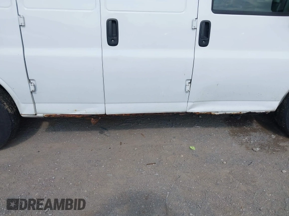 2005 Chevrolet Express Cargo z VIN 1GCFG15X351177337, wystawiony jako IAAI lot #42797099 z przebiegiem 213 881 mil mil oraz . Historia ofert i sprzedaży dostępna na DreamBid. Obrazek 6.