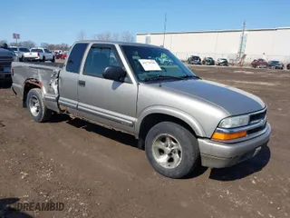 2001 Chevrolet S-10 LS with VIN 1GCCS19W818123049, listed as a IAAI auction lot 41776709 with 343,327 mi miles. Bid and sale history available at carsss.com. Image 1.