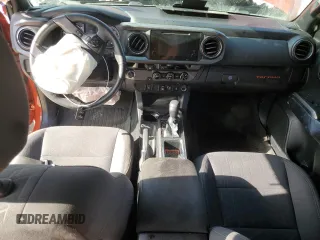 2018 Toyota Tacoma SR5 z VIN 5TFAZ5CN8JX055321, wystawiony jako Copart lot #60101445 z przebiegiem 111 153 mil mil oraz Szkoda całkowita • Salvage title. Historia ofert i sprzedaży dostępna na DreamBid. Obrazek 8.
