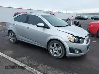 2015 Chevrolet Sonic LTZ z VIN 1G1JE5SB4F4108360, wystawiony jako IAAI lot #41526362 z przebiegiem 157 226 mil mil oraz . Historia ofert i sprzedaży dostępna na DreamBid. Obrazek 1.