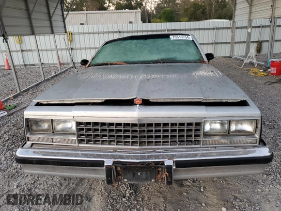 1985 Chevrolet El Camino z VIN 3GCCW80H2FS917457, wystawiony jako Copart lot #76519754 z przebiegiem 53 850 mil mil oraz Szkoda całkowita • Salvage title. Historia ofert i sprzedaży dostępna na DreamBid. Obrazek 5.