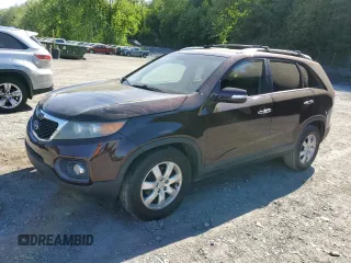 2012 Kia Sorento LX z VIN 5XYKT3A63CG257141, wystawiony jako Copart lot #57605955 z przebiegiem 221 611 mil mil oraz Szkoda całkowita • Salvage title. Historia ofert i sprzedaży dostępna na DreamBid. Obrazek 1.