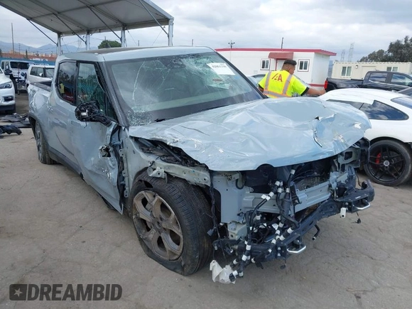 2023 Rivian R1T Adventure z VIN 7FCTGBAA9PN027894, wystawiony jako IAAI lot #42061339 z przebiegiem 5047 mil mil oraz . Historia ofert i sprzedaży dostępna na DreamBid. Obrazek 1.