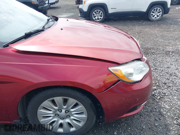 2013 Chrysler 200 LX z VIN 1C3CCBAG2DN767549, wystawiony jako IAAI lot #42081076 z przebiegiem 121 759 mil mil oraz . Historia ofert i sprzedaży dostępna na DreamBid. Obrazek 17.
