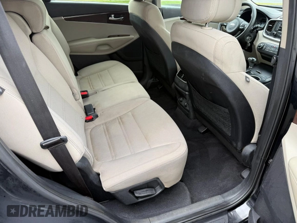 2016 Kia Sorento LX z VIN 5XYPGDA5XGG093643, wystawiony jako Copart lot #58532255 z przebiegiem 185 257 mil mil oraz Czysty tytuł • Clean title. Historia ofert i sprzedaży dostępna na DreamBid. Obrazek 6.