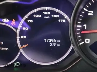 2022 Porsche Cayenne z VIN WP1AA2AY2NDA06673, wystawiony jako Copart lot #42586635 z przebiegiem 17 392 mil mil oraz Czysty tytuł • Clean title. Historia ofert i sprzedaży dostępna na DreamBid. Obrazek 8.