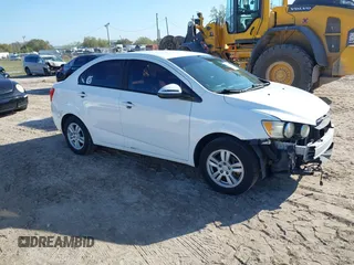 2016 Chevrolet Sonic LS z VIN 1G1JA5SH9G4153814, wystawiony jako IAAI lot #41652173 z przebiegiem 75 161 mil mil oraz . Historia ofert i sprzedaży dostępna na DreamBid. Obrazek 1.