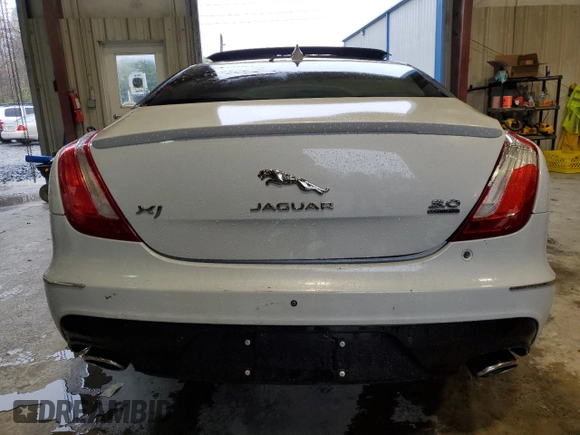 2016 Jaguar XJ R-Sport z VIN SAJWJ1CD8G8W02055, wystawiony jako Copart lot #52135285 z przebiegiem Nie podano mil oraz Nie do naprawy • Non repairable. Historia ofert i sprzedaży dostępna na DreamBid. Obrazek 6.