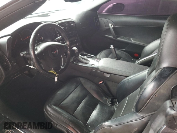 2013 Chevrolet Corvette z VIN 1G1YE3DW8D5107495, wystawiony jako Copart lot #43550355 z przebiegiem Nie podano mil oraz Szkoda całkowita • Salvage title. Historia ofert i sprzedaży dostępna na DreamBid. Obrazek 8.