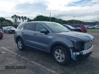 2024 Kia Sorento LX z VIN 5XYRG4JC4RG303731, wystawiony jako IAAI lot #40535256 z przebiegiem 1 155 mil mil oraz . Historia ofert i sprzedaży dostępna na DreamBid. Obrazek 1.