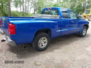 2007 Dodge Dakota ST z VIN 1D7HE22K07S250681, wystawiony jako IAAI lot #42451235 z przebiegiem 263 617 mil mil oraz . Historia ofert i sprzedaży dostępna na DreamBid. Obrazek 4.