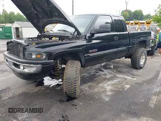 2001 Dodge 2500 z VIN 1B7KF23691J579147, wystawiony jako IAAI lot #42226850 z przebiegiem 198 825 mil mil oraz . Historia ofert i sprzedaży dostępna na DreamBid. Obrazek 2.