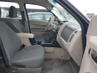 2011 Ford Escape XLS z VIN 1FMCU0C73BKB97601, wystawiony jako IAAI lot #42498599 z przebiegiem 243 282 mil mil oraz . Historia ofert i sprzedaży dostępna na DreamBid. Obrazek 5.