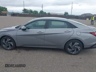 2025 Hyundai Elantra SEL Convenience z VIN KMHLS4DG4SU925278, wystawiony jako IAAI lot #42520321 z przebiegiem 13 936 mil mil oraz . Historia ofert i sprzedaży dostępna na DreamBid. Obrazek 14.