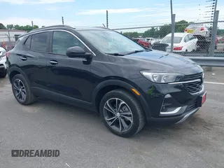 2020 Buick Encore GX Select z VIN KL4MMDSL8LB103027, wystawiony jako IAAI lot #42290641 z przebiegiem 28 121 mil mil oraz . Historia ofert i sprzedaży dostępna na DreamBid. Obrazek 1.