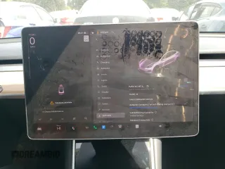 2019 Tesla Model 3 Mid Range z VIN 5YJ3E1EAXKF422500, wystawiony jako Copart lot #56065665 z przebiegiem 72 781 mil mil oraz Szkoda całkowita • Salvage title. Historia ofert i sprzedaży dostępna na DreamBid. Obrazek 9.