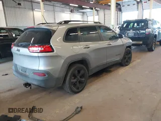 2018 Jeep Cherokee Latitude z VIN 1C4PJLCB3JD542813, wystawiony jako IAAI lot #42017804 z przebiegiem 106 825 mil mil oraz . Historia ofert i sprzedaży dostępna na DreamBid. Obrazek 4.