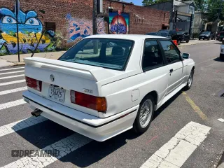 1988 BMW M3 z VIN WBSAK0302J2195088, wystawiony jako Copart lot #59734375 z przebiegiem 194 450 mil mil oraz Tytuł czysty. Historia ofert i sprzedaży dostępna na DreamBid. Obrazek 4.