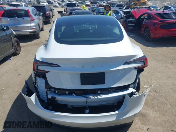 2025 Tesla Model 3 Long Range z VIN 5YJ3E1EAXSF885110, wystawiony jako IAAI lot #42400734 z przebiegiem 4 276 mil mil oraz . Historia ofert i sprzedaży dostępna na DreamBid. Obrazek 16.