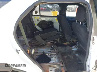 2020 Ford Police Interceptor Utility z VIN 1FM5K8AB0LGD09716, wystawiony jako IAAI lot #42054545 z przebiegiem 106 253 mil mil oraz . Historia ofert i sprzedaży dostępna na DreamBid. Obrazek 8.