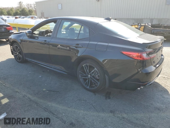 2025 Toyota Camry LE z VIN 4T1DBADK5SU015503, wystawiony jako Copart lot #51480665 z przebiegiem 3 525 mil mil oraz Szkoda całkowita • Salvage title. Historia ofert i sprzedaży dostępna na DreamBid. Obrazek 2.