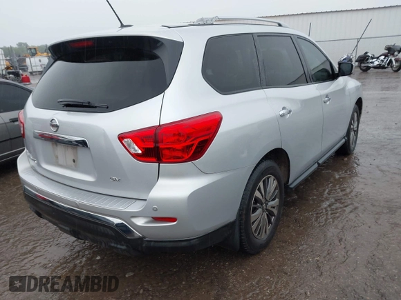2018 Nissan Pathfinder S z VIN 5N1DR2MN7JC621109, wystawiony jako IAAI lot #42184064 z przebiegiem 135 902 mil mil oraz . Historia ofert i sprzedaży dostępna na DreamBid. Obrazek 4.