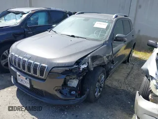 2020 Jeep Cherokee Latitude Plus z VIN 1C4PJLLB9LD605920, wystawiony jako IAAI lot #41905767 z przebiegiem 63 826 mil mil oraz . Historia ofert i sprzedaży dostępna na DreamBid. Obrazek 2.